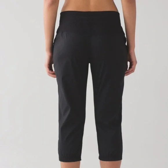 Lululemon Unlined Studio Crop Black - Picture 2 of 4